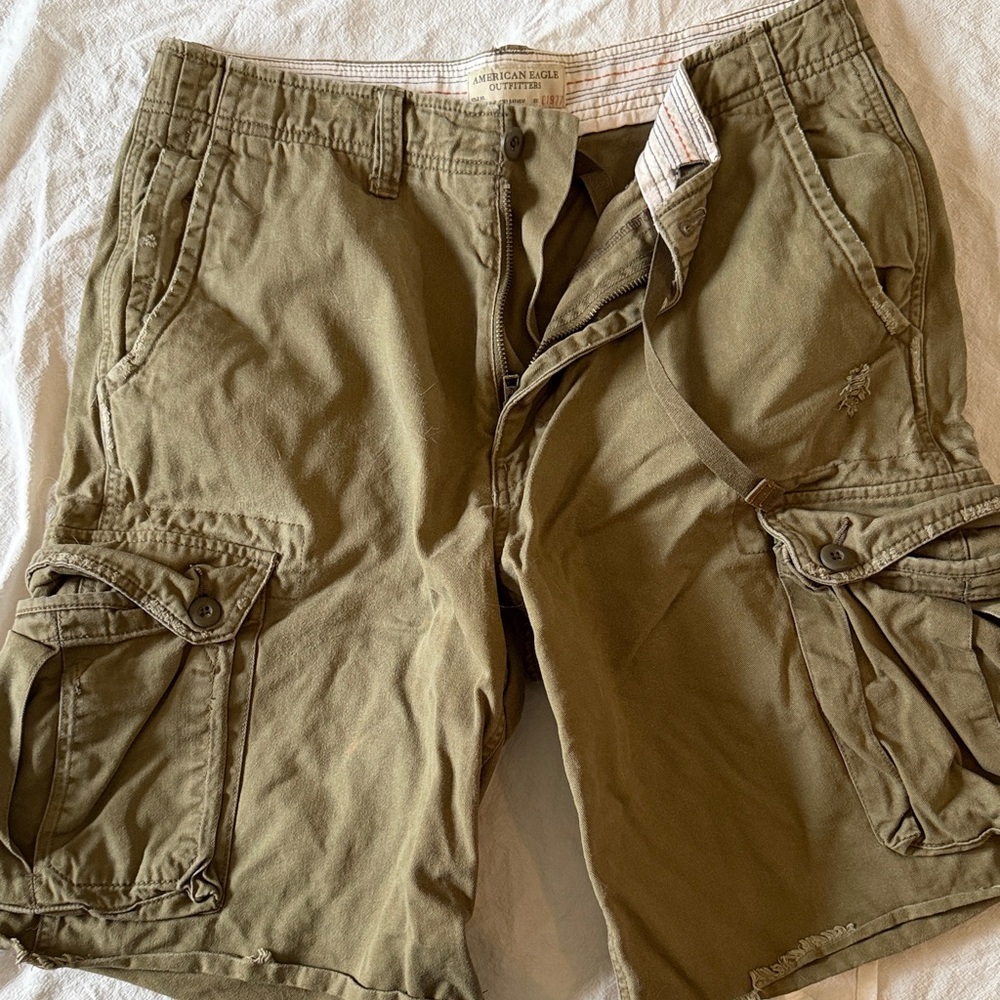 American Eagle Outfitters Men's Khaki green Cargo Shorts. Size 32.